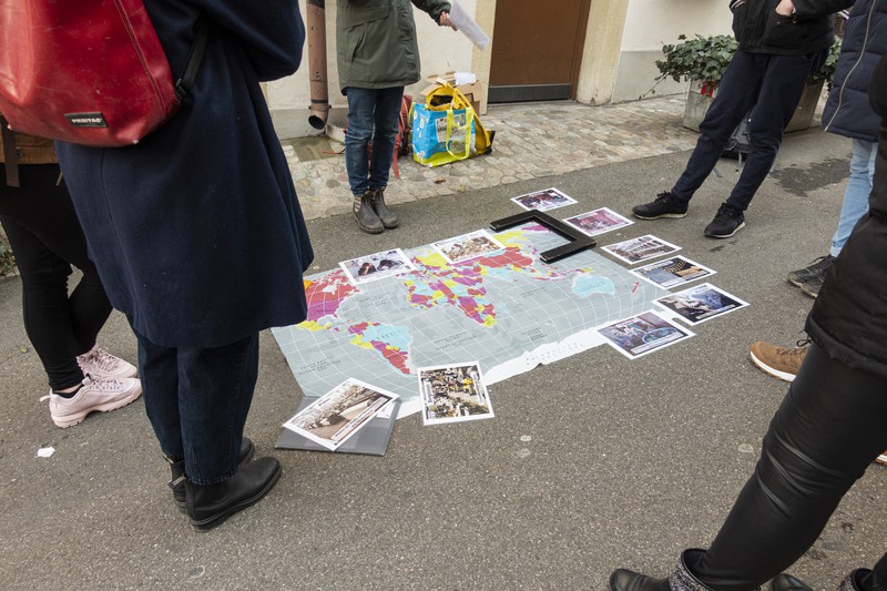 Weltkarte mit Beispielen zu Problemen, die vom Konsum im Westen ausgelöst werden